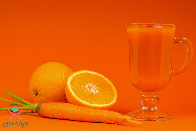 كوب من عصير البرتقال بالجزر